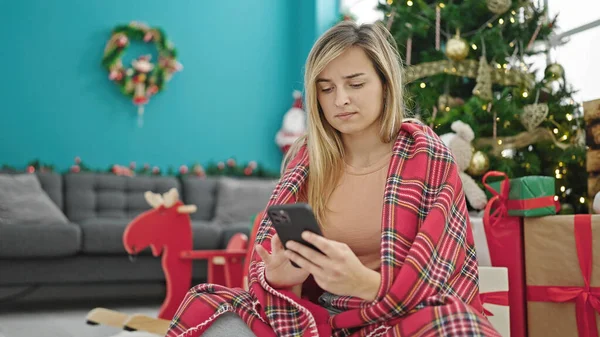 Νεαρή Ξανθιά Γυναίκα Γιορτάζει Χριστούγεννα Χρησιμοποιώντας Smartphone Αναζητούν Αναστατωμένος Στο — Φωτογραφία Αρχείου