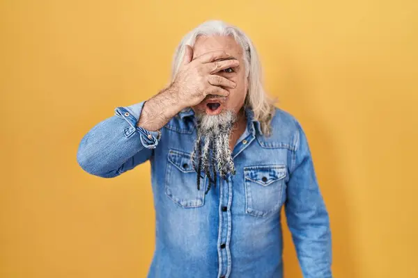 Muž Středního Věku Šedivými Vlasy Stojící Nad Žlutým Pozadím Vykukující — Stock fotografie