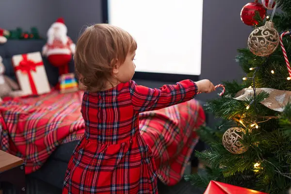 Adorable Hispanic Girl Decorating Christmas Tree Home — ストック写真