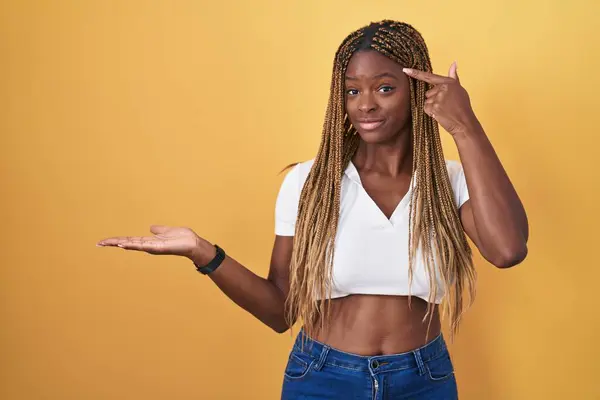 Afro Amerikaanse Vrouw Met Gevlochten Haar Staande Gele Achtergrond Verward — Stockfoto