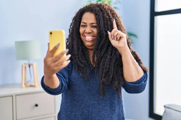 Size Latijns Amerikaanse Vrouw Doet Videogesprek Met Smartphone Glimlachen Met — Stockfoto