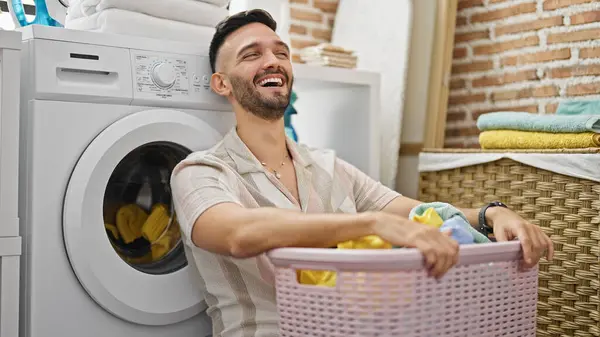 Çamaşır Odasında Çamaşır Makinesine Yaslanan Elbiseli Spanyol Bir Adam Sepeti — Stok fotoğraf
