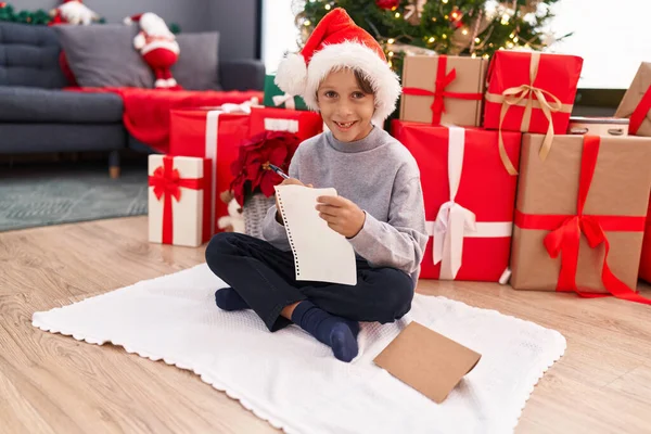 Sevimli Spanyol Çocuk Noel Baba Mektubu Yazıyor Noel Ağacının Yanında — Stok fotoğraf