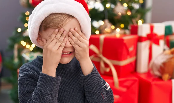 Evdeki Noel Ağacının Yanında Duran Sevimli Bebek Elleri Ile Gözlerini — Stok fotoğraf