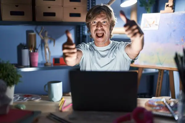 Middle Age Man Sitting Art Studio Laptop Night Approving Doing — Stock Photo, Image