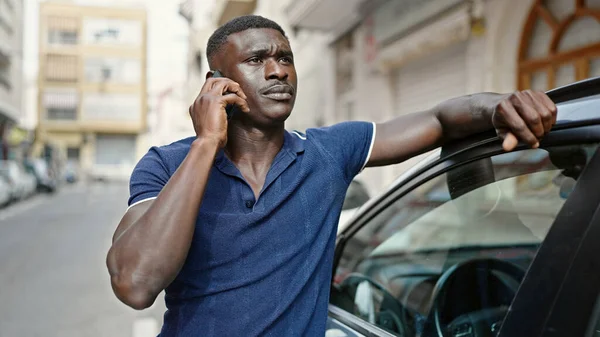 Hombre Afroamericano Hablando Smartphone Apoyado Coche Calle —  Fotos de Stock