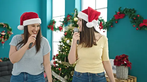 Dvě Ženy Nosí Vánoční Klobouk Tanec Zpěv Píseň Doma — Stock fotografie