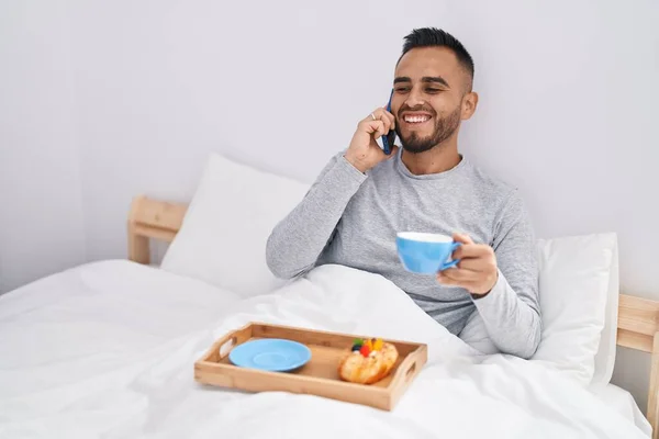 Joven Hispano Hablando Smartphone Desayunando Dormitorio — Foto de Stock