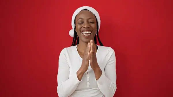 Femme Afro Américaine Portant Chapeau Noël Applaudissements Mains Sur Fond — Photo