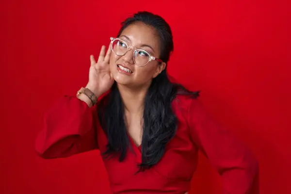 Asiatisk Ung Kvinna Står Över Röd Bakgrund Och Ler Med — Stockfoto