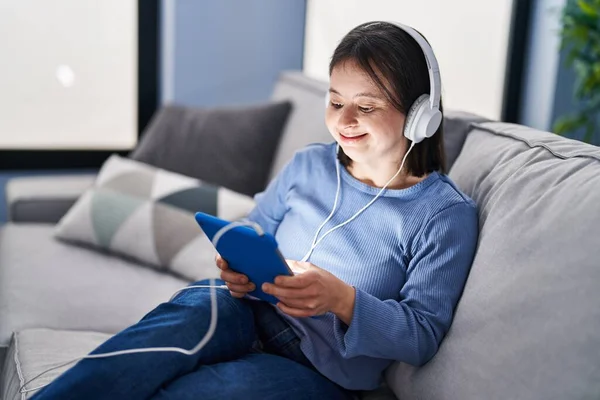 Mladá Žena Downovým Syndromem Poslouchá Hudbu Sedící Doma Pohovce — Stock fotografie