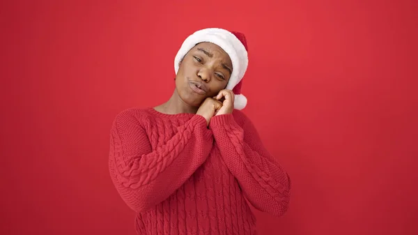 Afro Amerikalı Kadın Kendine Güvenen Izole Kırmızı Arka Planda Noel — Stok fotoğraf