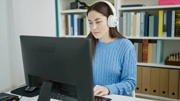 Young Caucasian Woman Student Using Computer Headphones Studying Library University — Stock Photo, Image