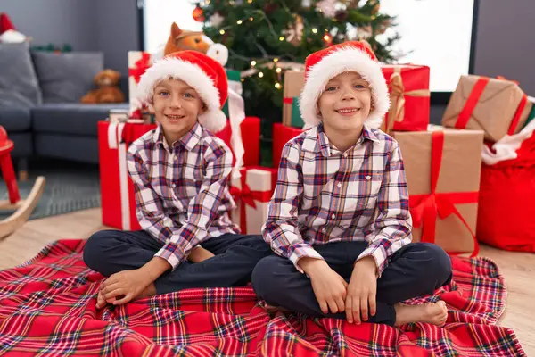 Sevimli Çocuklar Gülerek Noel Evde Kutluyorlar — Stok fotoğraf