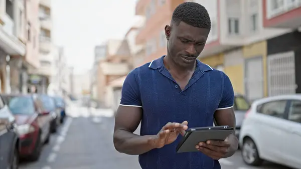 Africký Američan Pomocí Touchpad Ulici — Stock fotografie