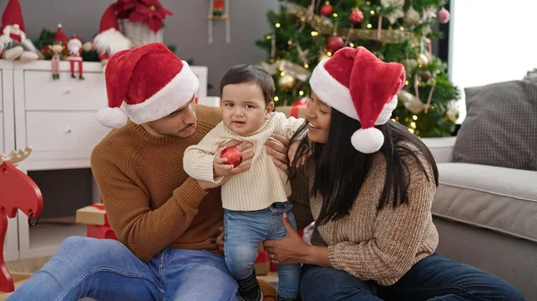 Pareja Hijo Sosteniendo Bola Decoración Sentados Suelo Por Árbol Navidad —  Fotos de Stock