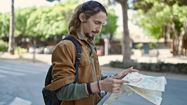 年轻的他的惊慌失措的游客背着背包在公园看城市地图 — 图库照片