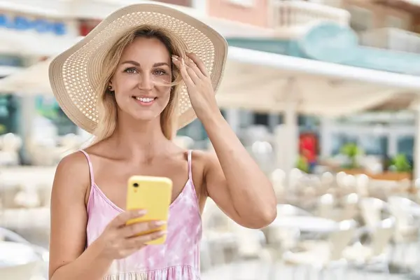 Young Blonde Woman Tourist Smiling Confident Using Smartphone Coffee Shop — Photo