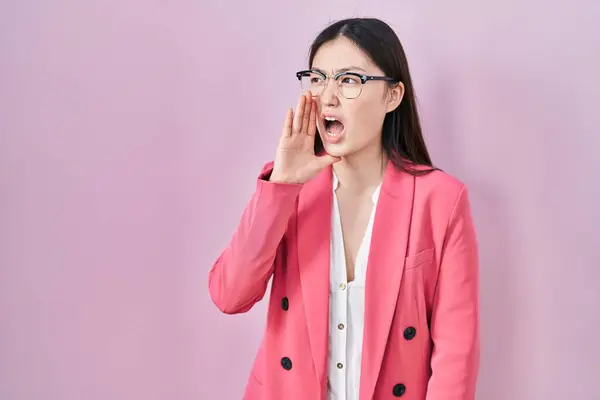 Jovem Empresária Chinesa Usando Óculos Gritando Gritando Alto Para Lado — Fotografia de Stock