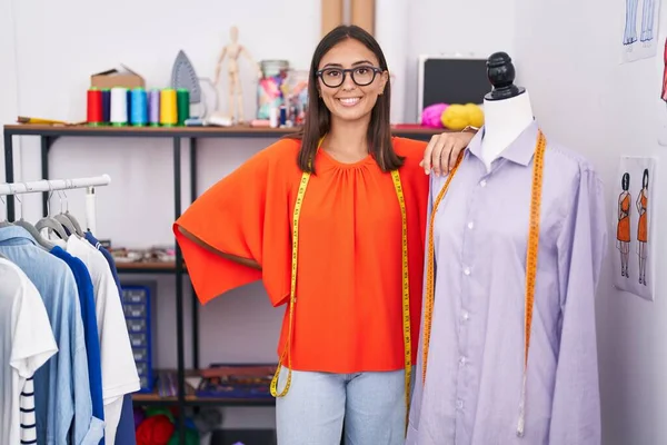 Young Beautiful Hispanic Woman Tailor Smiling Confident Leaning Manikin Tailor — Stock Photo, Image