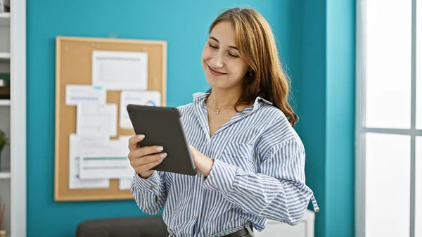 オフィスで笑顔でタッチパッドを使用した若い女性ビジネスワーカー — ストック写真