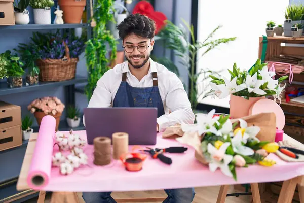 Jovem Florista Hispânico Sorrindo Confiante Usando Laptop Florista Loja — Fotografia de Stock
