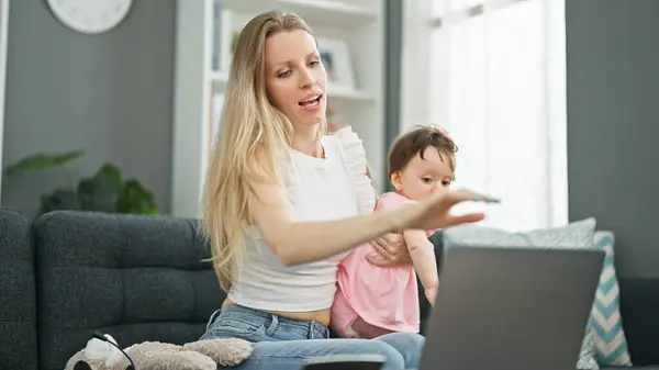 Anne Kızı Kanepede Oturup Oyuncak Ayıyla Oynuyorlar Evde Dizüstü Bilgisayar — Stok fotoğraf