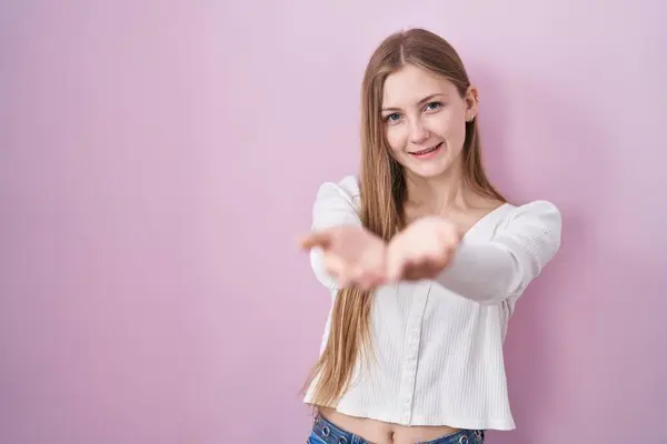 Young Caucasian Woman Standing Pink Background Smiling Hands Palms Together — Stock fotografie