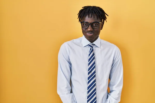 Afrikanischer Mann Mit Dreadlocks Der Vor Gelbem Hintergrund Steht Und — Stockfoto