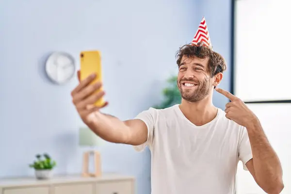 Іспаномовний Молодий Чоловік Капелюсі День Народження Робить Відеодзвінок Смартфоном Посміхаючись — стокове фото