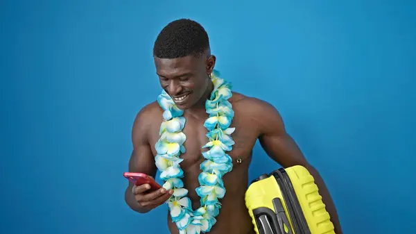 Африканский Американец Турист Стоит Рубашки Помощью Смартфона Изолированном Синем Фоне — стоковое фото