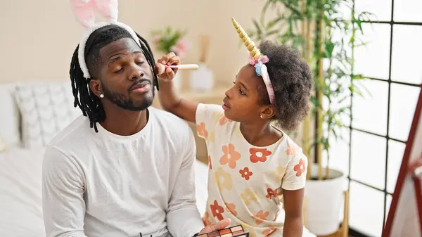 African American Father Daughter Wearing Funny Diadem Playing Makeup Bedroom — Stock Photo, Image