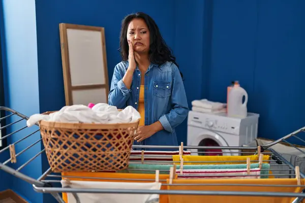 Ung Asiatisk Kvinna Hängande Kläder Vid Klädstreck Röra Munnen Med — Stockfoto