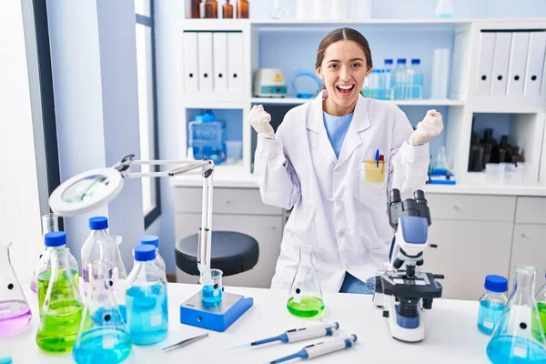 Giovane Donna Bruna Che Lavora Presso Laboratorio Scientifico Urlando Orgoglioso — Foto Stock