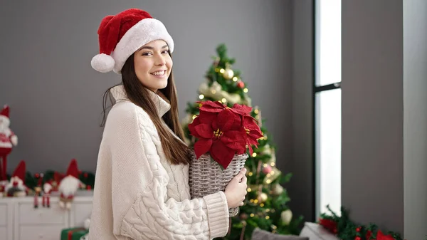 Mladá Krásná Hispánská Žena Drží Rostlina Stojící Vánočního Stromku Doma — Stock fotografie