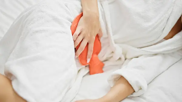 Jeune Femme Blonde Souffrant Douleurs Menstruelles Couchée Sur Lit Dans — Photo