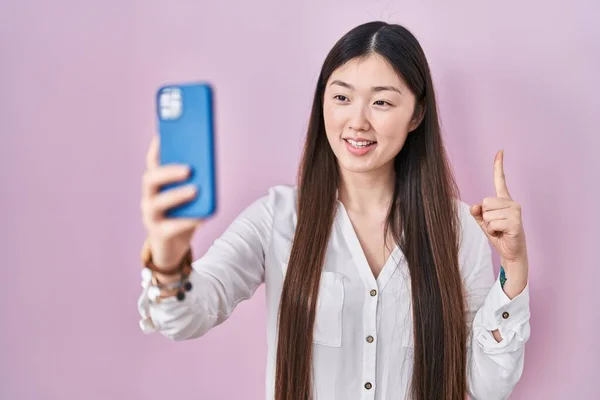 Çinli Genç Bir Kadın Akıllı Telefonuyla Fotoğraf Çekiyor Bir Fikir — Stok fotoğraf
