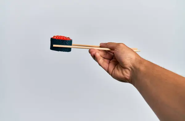 Mano Del Hombre Sosteniendo Sushi Huevas Salmón Con Palillos Sobre — Foto de Stock