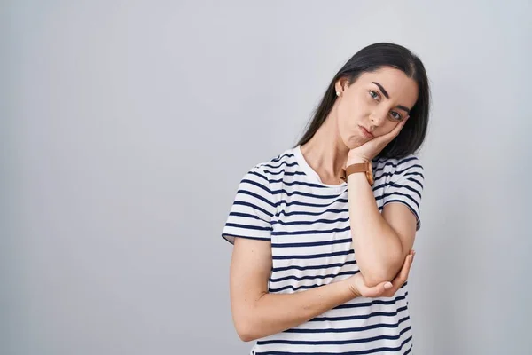 Joven Morena Con Camiseta Rayas Pensando Que Cansada Aburrida Con —  Fotos de Stock