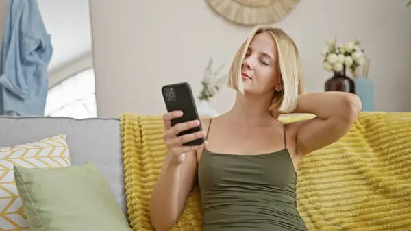 Young Blonde Woman Using Smartphone Suffering Cervical Pain Home — Stock Photo, Image