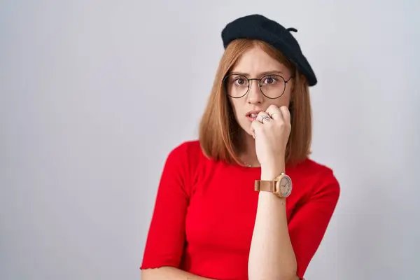 Mulher Ruiva Jovem Vestindo Óculos Boina Olhando Estressado Nervoso Com — Fotografia de Stock
