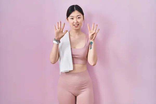 Chinês Jovem Mulher Vestindo Sportswear Toalha Mostrando Apontando Para Cima — Fotografia de Stock