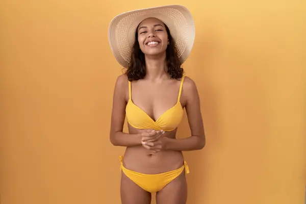Jeune Femme Hispanique Portant Bikini Chapeau Été Avec Les Mains — Photo
