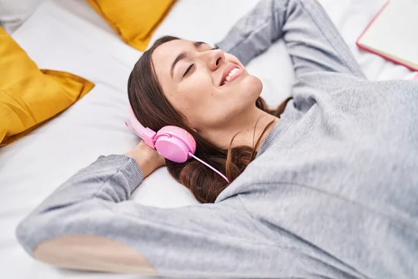 Joven Mujer Hispana Hermosa Escuchando Música Tumbada Cama Dormitorio — Foto de Stock