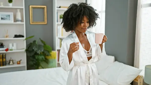 Afrika Kökenli Amerikalı Kadın Yatak Odasında Kahve Içiyor — Stok fotoğraf