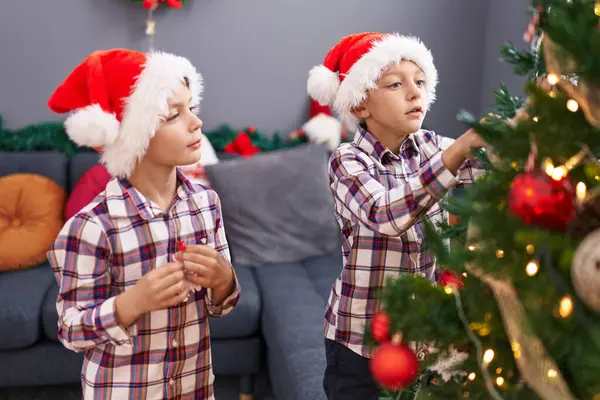 Adorables Chicos Decorando Árbol Navidad Casa — Foto de Stock