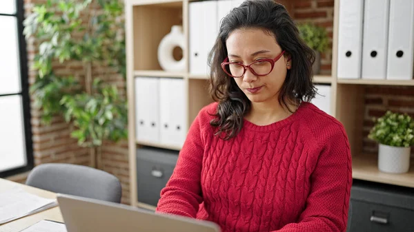 Young Beautiful Hispanic Woman Business Worker Using Laptop Working Office — ストック写真