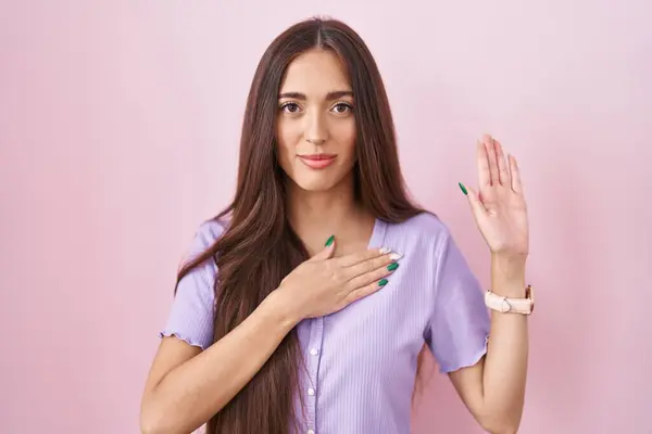 Young Hispanic Woman Long Hair Standing Pink Background Swearing Hand — Stock Photo, Image