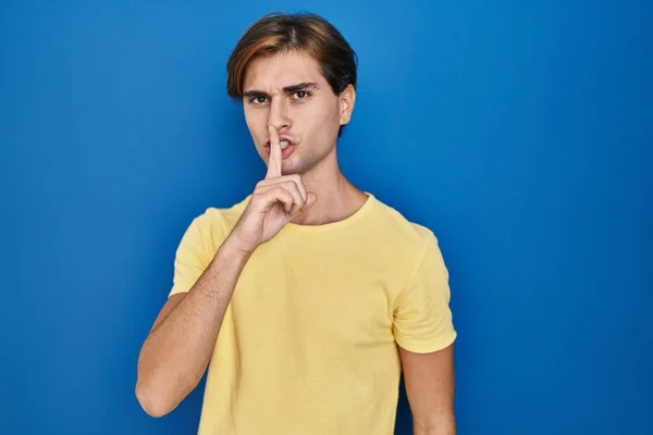 Young Man Standing Blue Background Asking Quiet Finger Lips Silence — Stock Photo, Image
