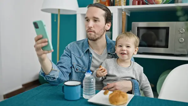 Pai Filho Tomando Café Manhã Usando Smartphone Sala Jantar — Fotografia de Stock